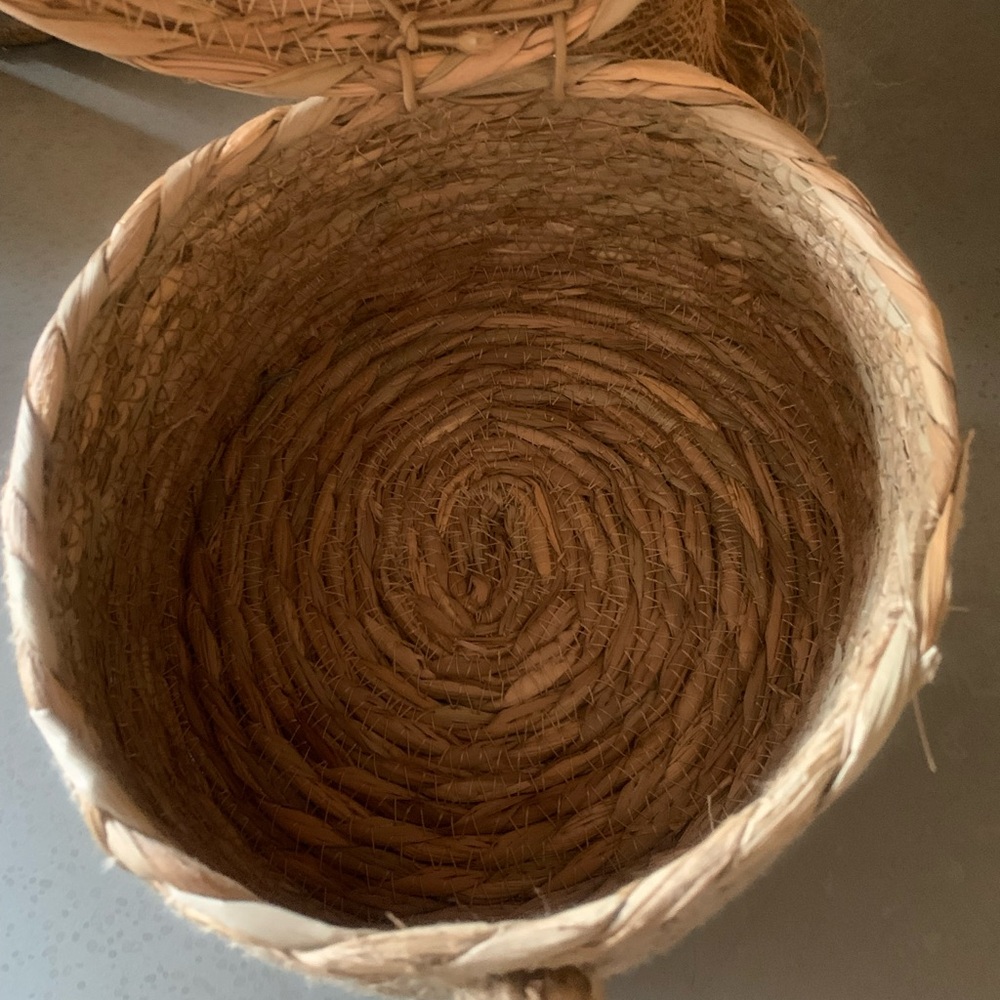 Home Accents, HANDWOVEN Bee hive inspired, Bee skep-shaped straw basket. - Picture 7 of 10